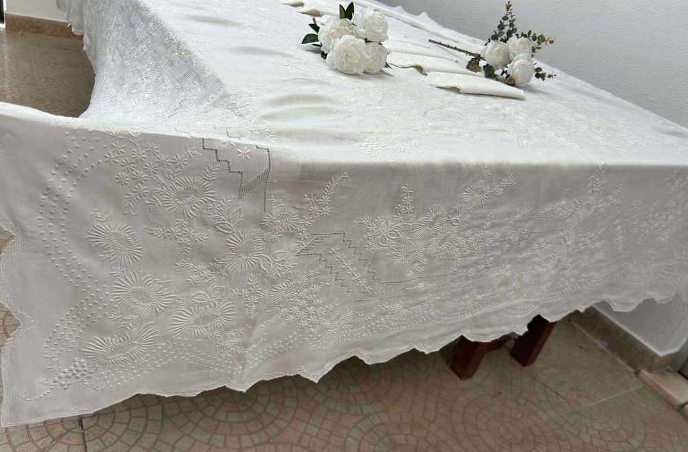 Toalha de Mesa Antiga, Bordada à Mão, em Linho, da Ilha da Madeira - com 12 Guardanapos