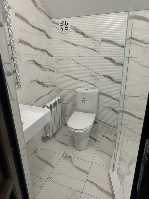 Номер подобово посеред лісу.