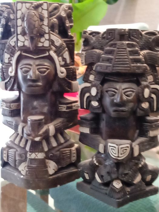 Mascaras e estátuas étnicas de madeira