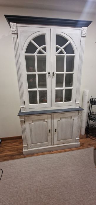 Cristaleira em madeira maciça