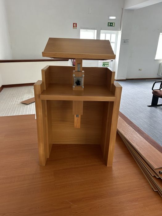 Tribuna / Púlpito Profissional em Madeira Maciça