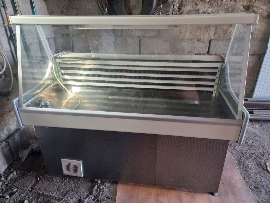 Продам холодильну  вітрину!