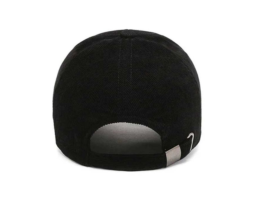 Вельветовая бейсболка черного цвета.