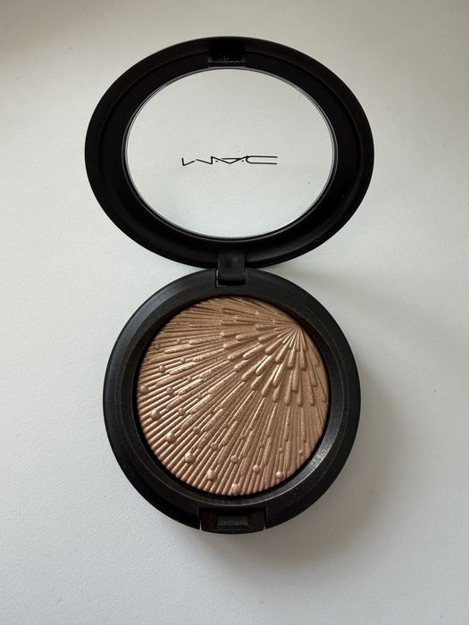 MAC rozświetlacz extra dimension soul glow