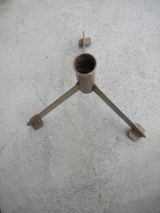 Продам  не велику та не громіздку металеву триногу для ялинки