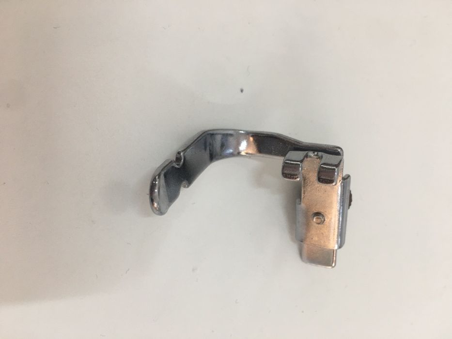 Calcador de fechos para maquina de costura domestica