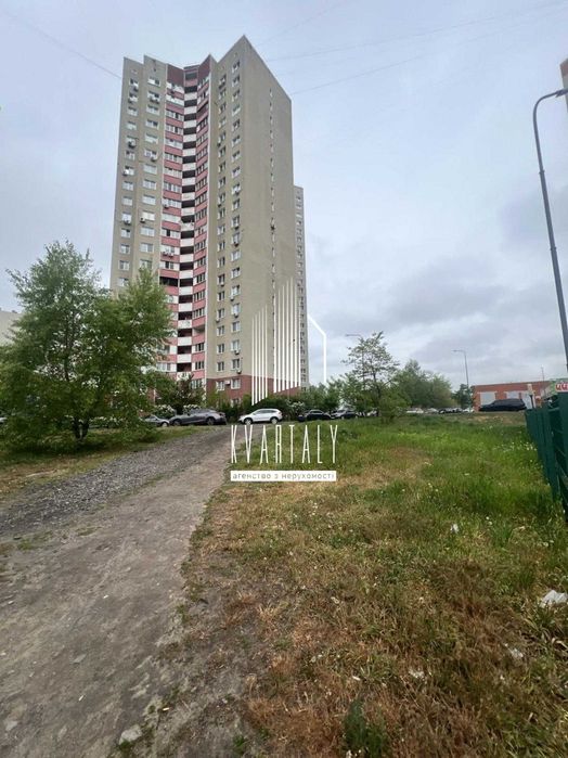 Продаж 3-кімнатної квартири вул. Милославська, 4