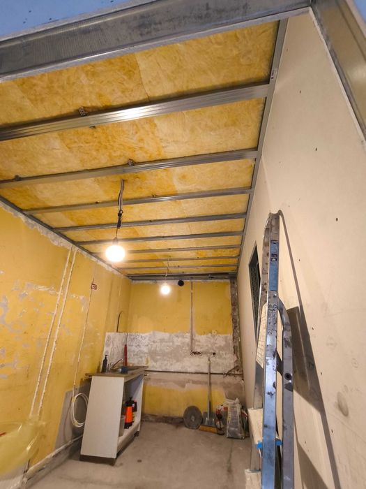 Remonty. Armstrong. Montaż suchej zabudowy, karton gipsu.