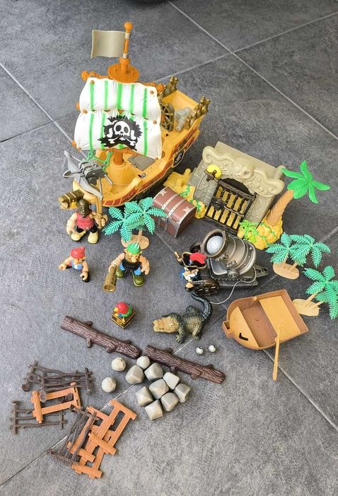 Barco Pirata com 6 figuras e muitos acessórios