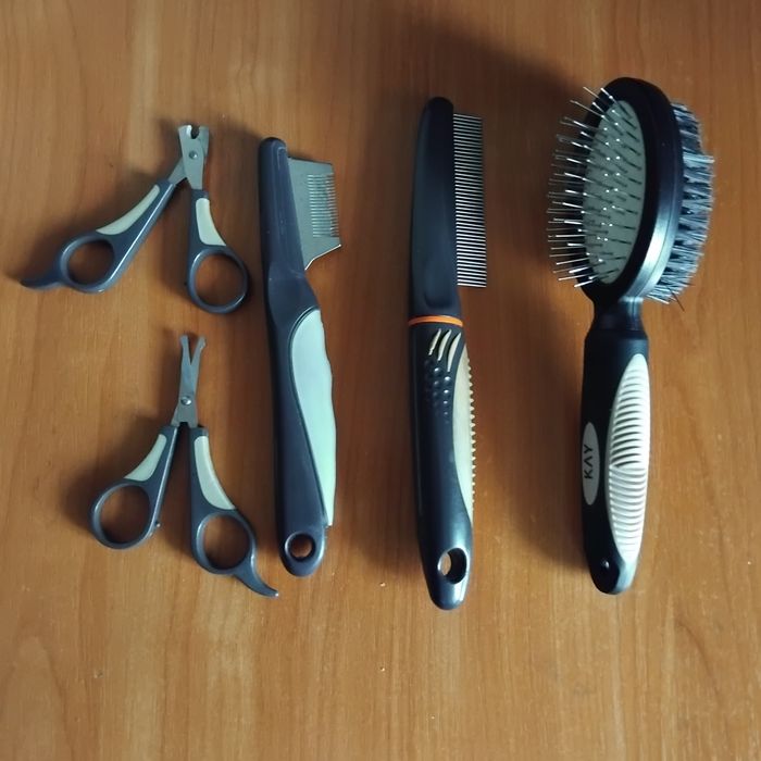 Приладдя, рулетки по догляду собак та котів.