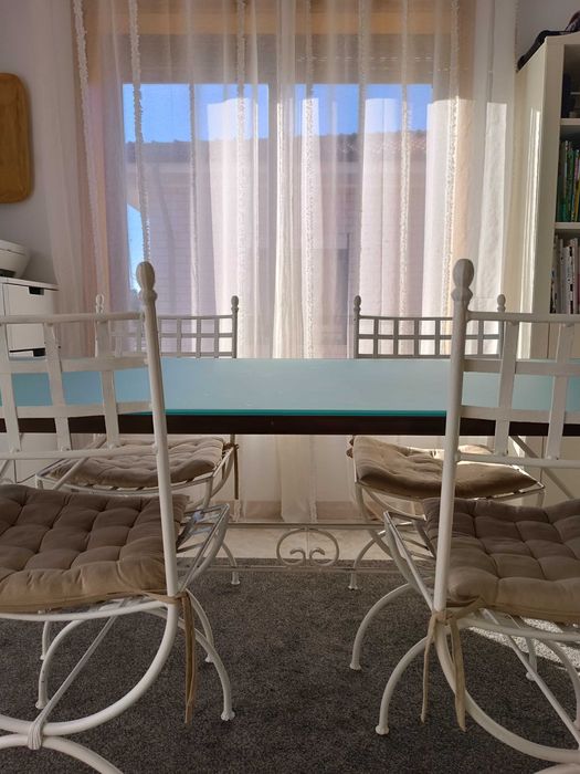 Mesa e cadeiras de sala