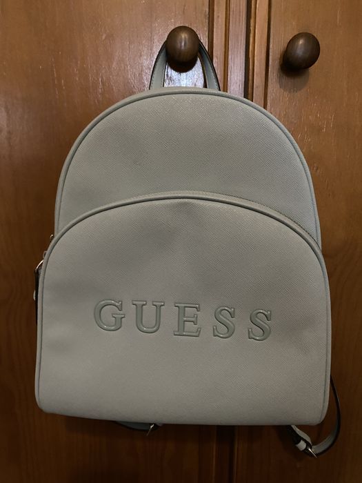Mochila Guess praticamente nova