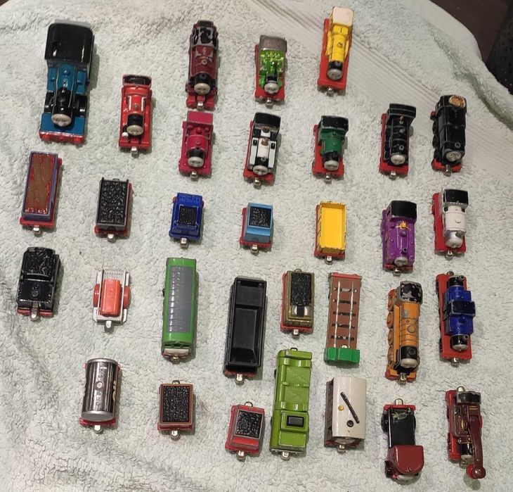 32 szt. lokomotywy i wagoniki z bajki Tomek i przyjaciele dla dziecka