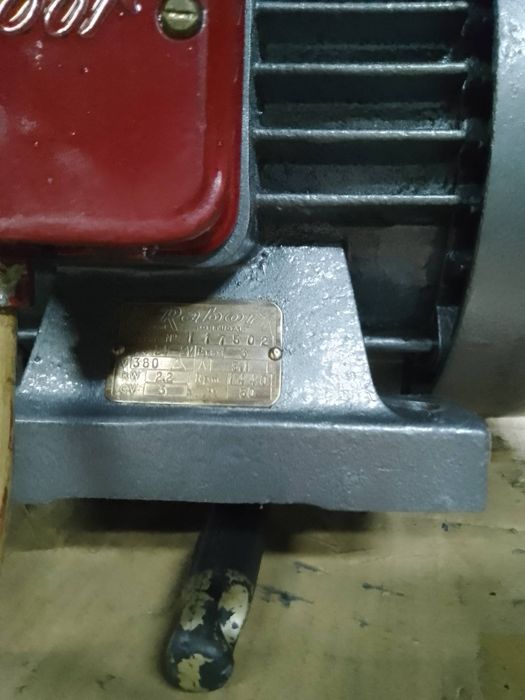 Motor elétrico trifásico