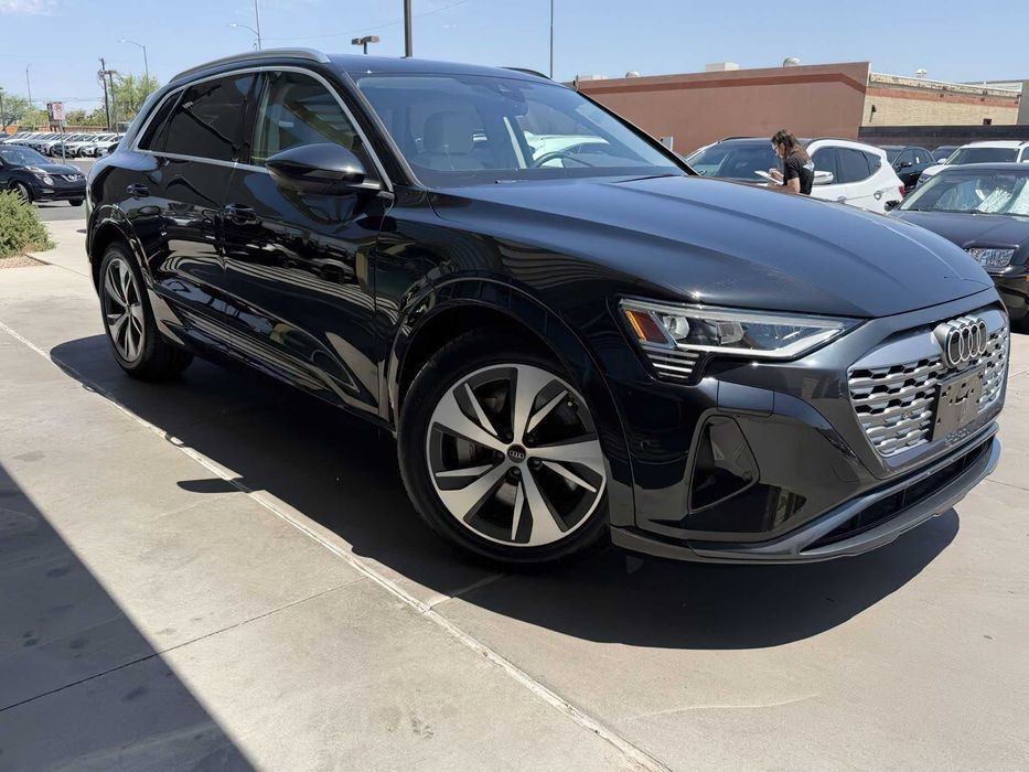 Audi Q8 e-tron quattro Premium Plus      2024