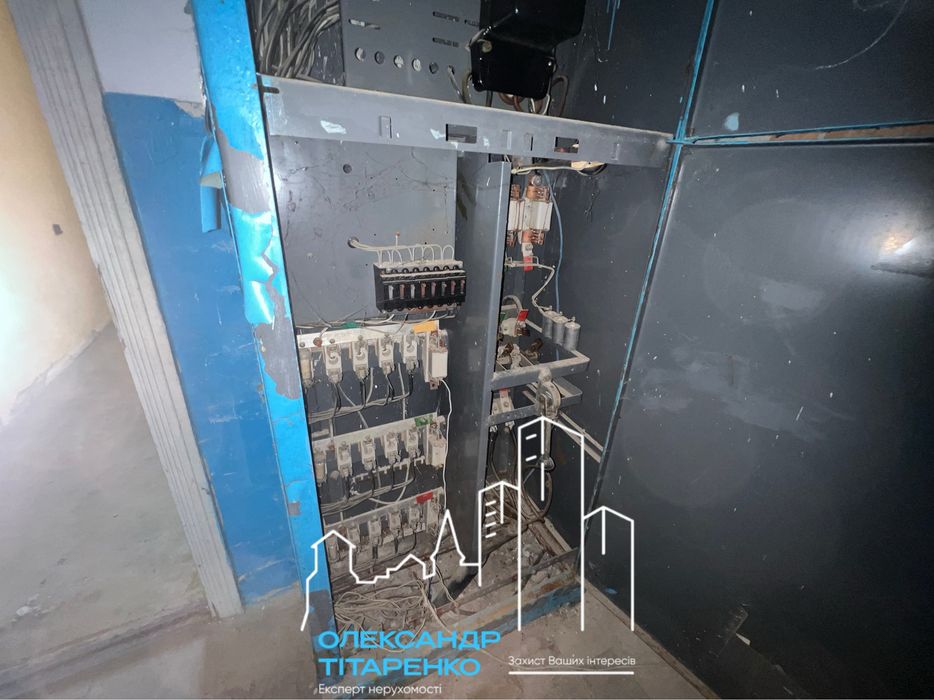 Продам комерційне приміщення з боксом під бус!