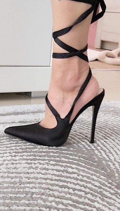 Buty szpilki zawiązywane na lydce.