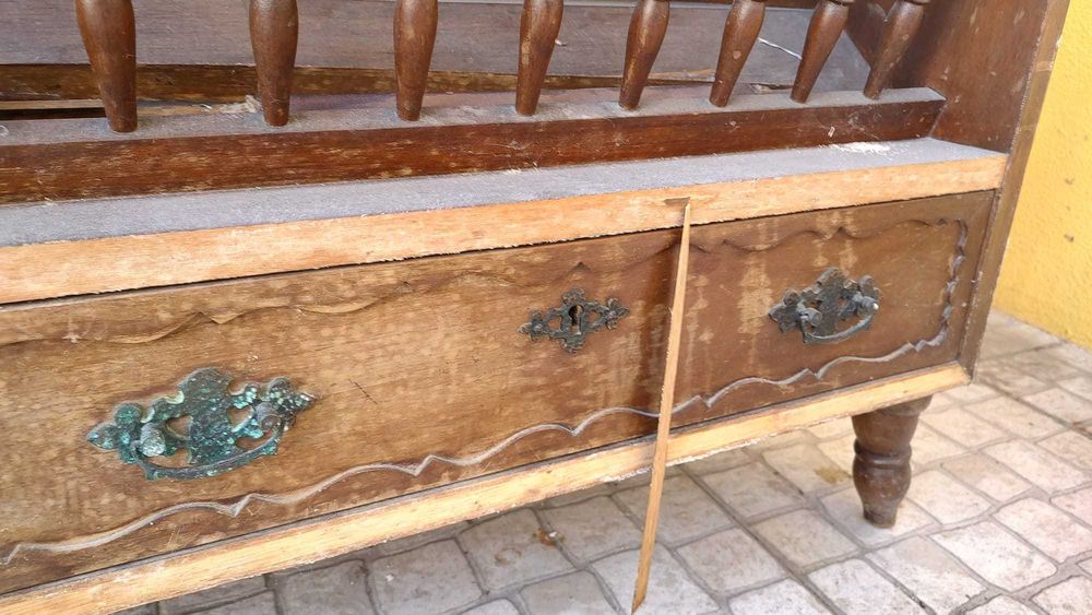 Móvel Louceiro / Cristaleira Antiga em Madeira – Para Restauro / DIY