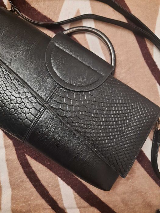 Сумка із дизайном змійової шкіри виглядає дорого