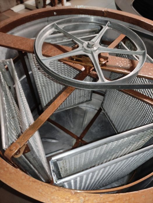 Медогонка з електроприводом