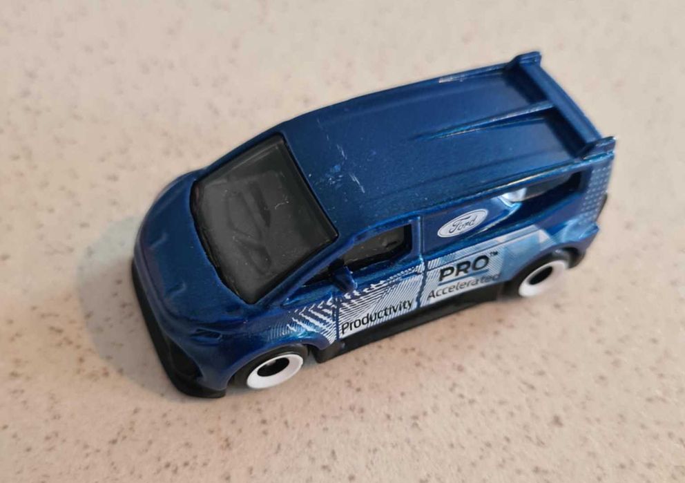 Samochodzik Hot Wheels Ford Supervan4