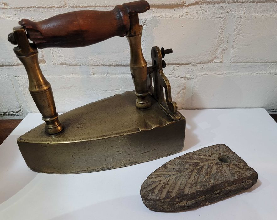 Stare przedwojenne mosiężne żelazko