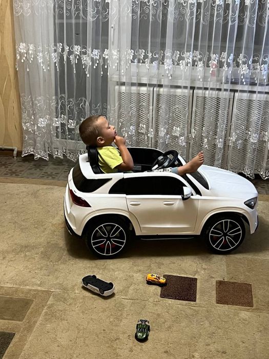 Машина мерседес.