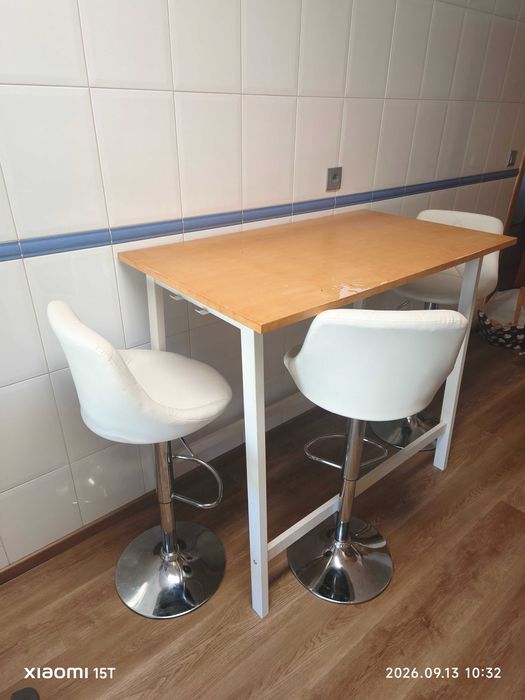 Mesa alta de refeição com cadeiras