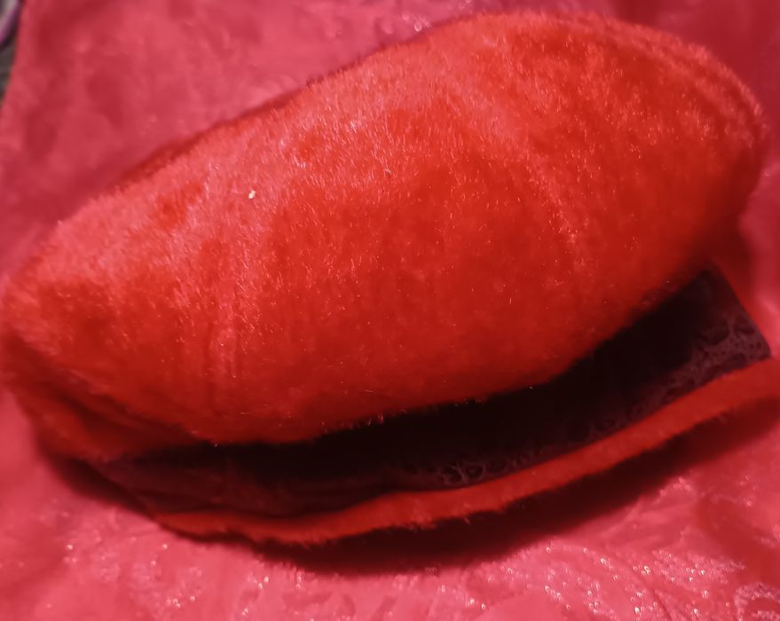 Меховой берет красный