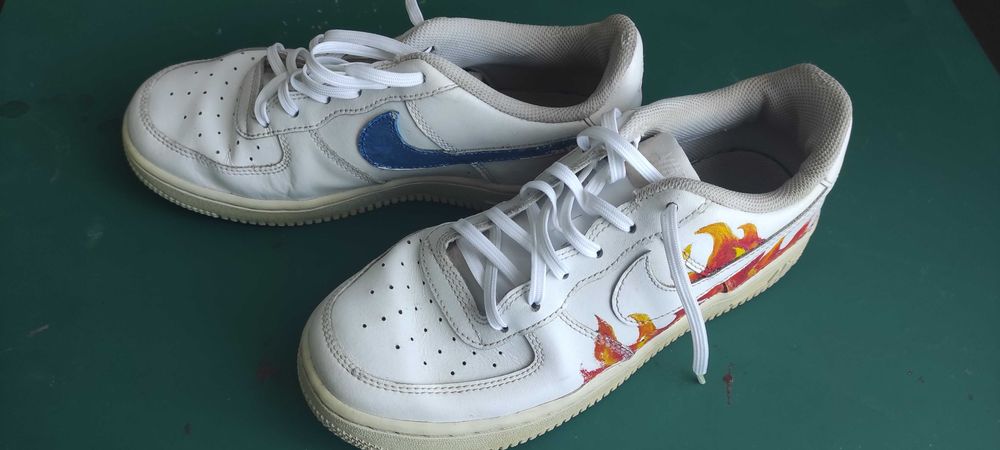 Кросівки Nike. Чорні та білі. б\у З малюнком.