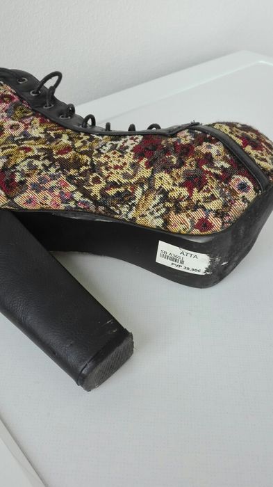 Bota com padrão trabalhado