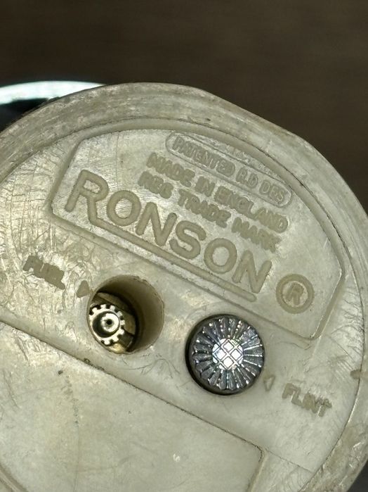 Zabytkowa zapalniczka Ronson z podstą mahoniową i rzeźbionym wzorem,