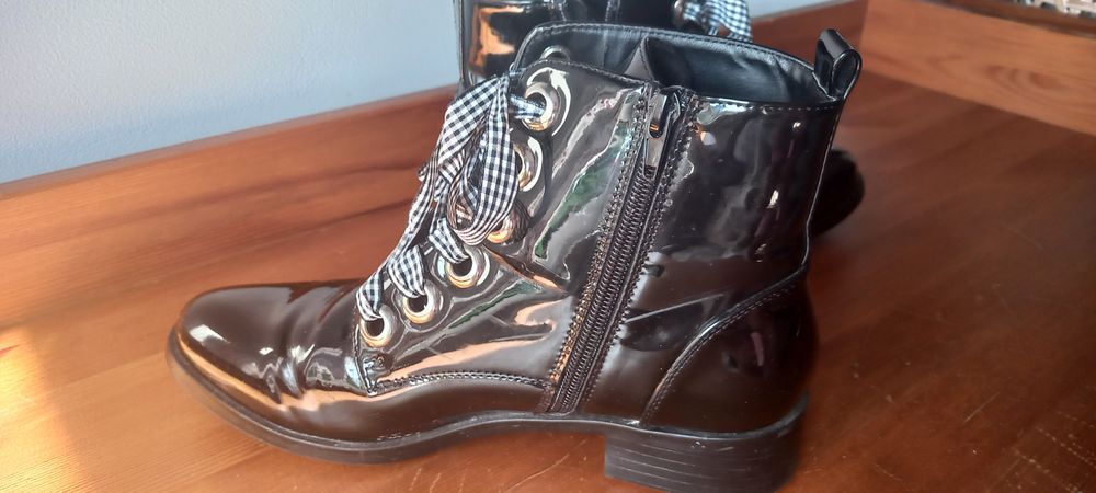 Eleganckie buty lakierki MOHITO