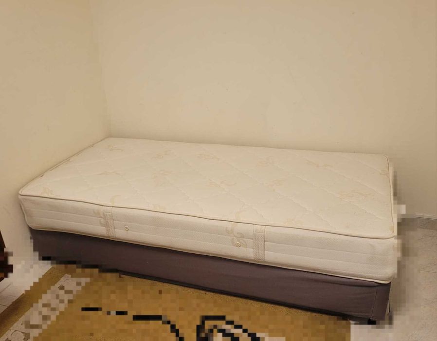 2 camas solteiro e uma de casal + colçhões.