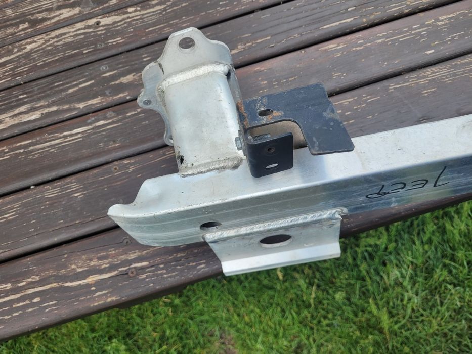 Jeep avenger belka przednia lampy