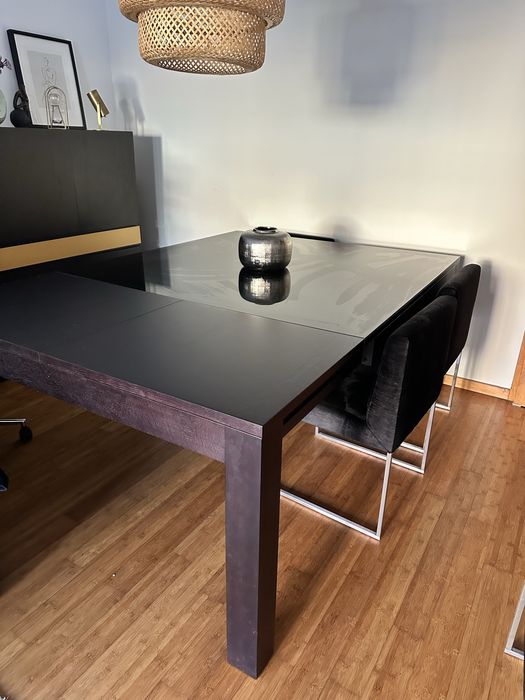 Mesa de jantar e cadeiras