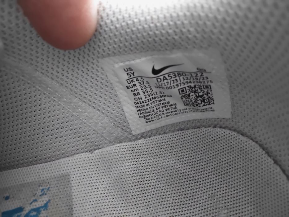 Tênis de criança . Tamanho 37,5 Marca Nike.