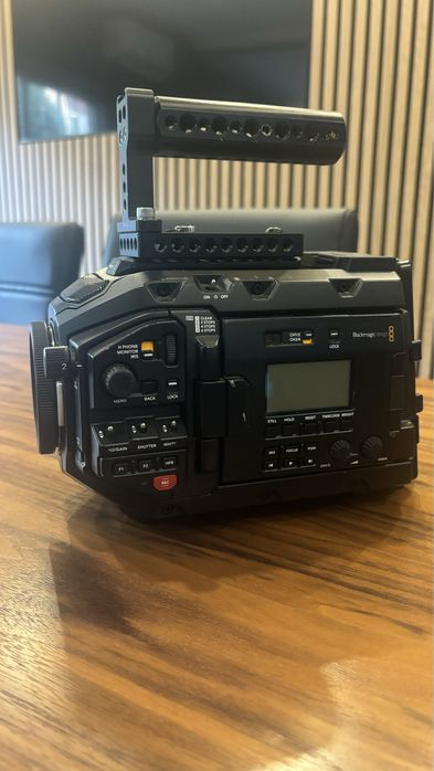 Câmera BLACKMAGIC URSA 4,6k mini pro c/lente,cartão  e acessorios.
