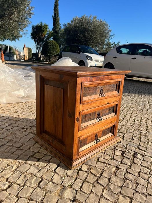 Conjunto cómoda + 2 mesas de cabeçeira + cabeçeira de cama