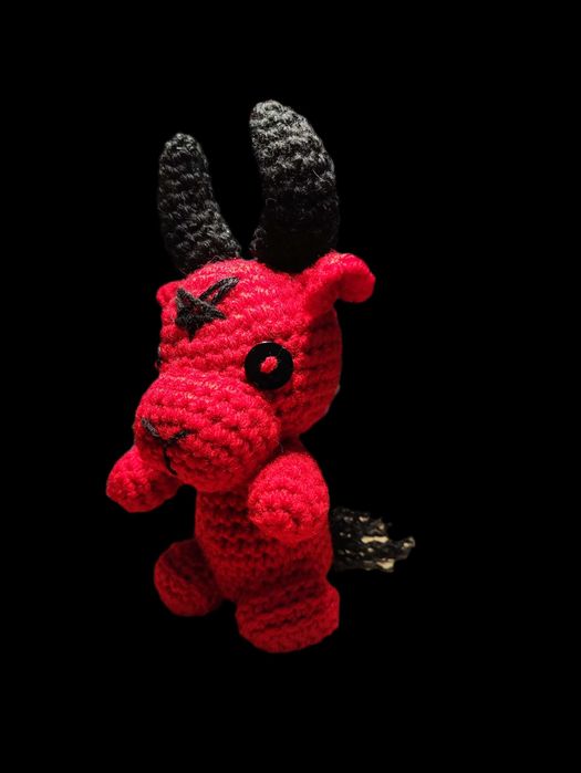 Baphomet Fofinho em Crochê – Um Toque Místico e Divertido