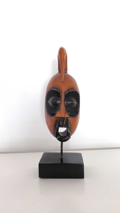 Figura decorativa africana em madeira