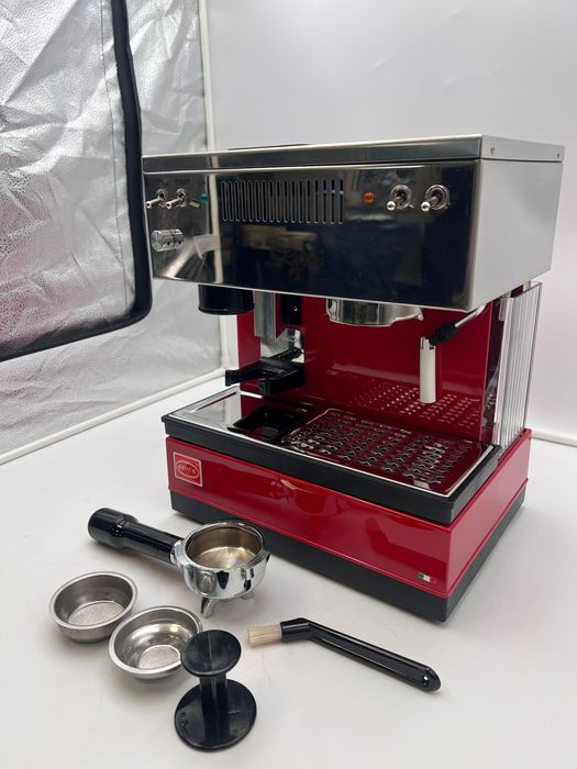 Kolbowy ekspres ciśnieniowy Quick Mill MODEL. 0835 Retro srebrny/czerwony