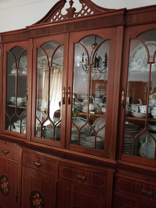 Móvel e mesa de sala em madeira