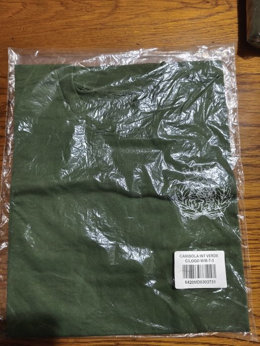 Calções de treino físico e outros artigos militares