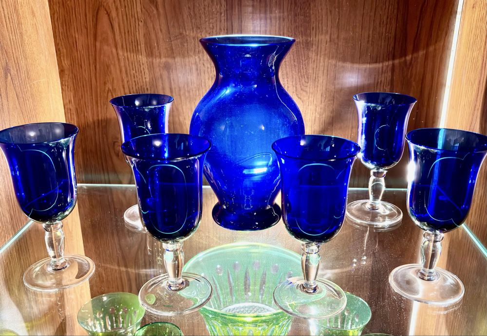 Kieliszki kobaltowe i wazon Bohemia