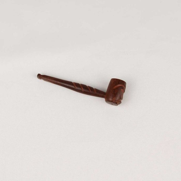 Cachimbo em madeira entalhada