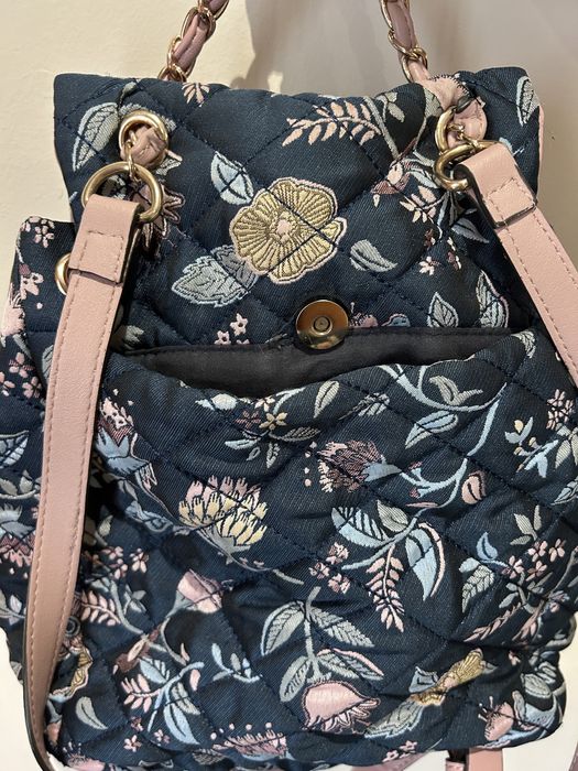 Mochila em tecido floral