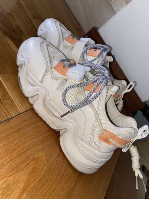 Sapatilhas bege com detalhes laranja