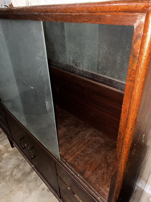 Móvel de Sala com Vitrine de Vidro e Arrumação