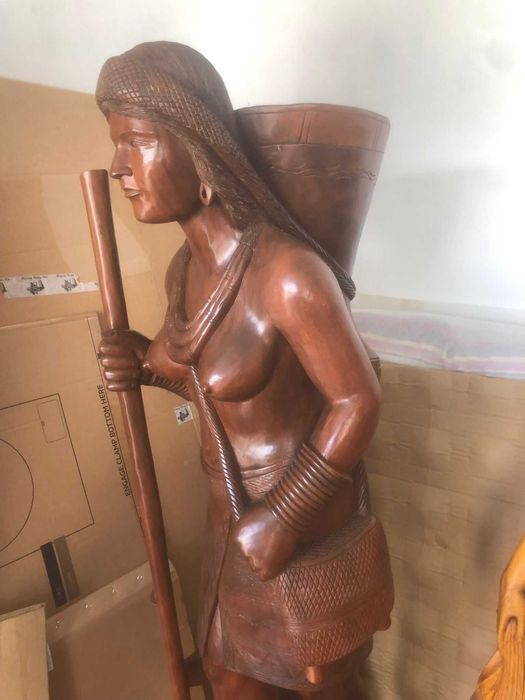 Escultura Africana em Madeira Maciça – 1,80m